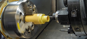 Varões de material compostos por polímeros de alto desempenho iglidur® são torneados até ser alcançada a forma certa.