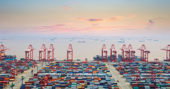 Terminais de contentores e navios de carga