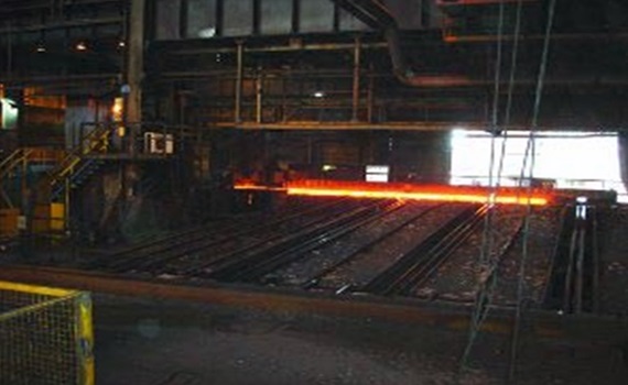 Sistema de calha articulada na grua exterior da siderurgia da Corus Rail