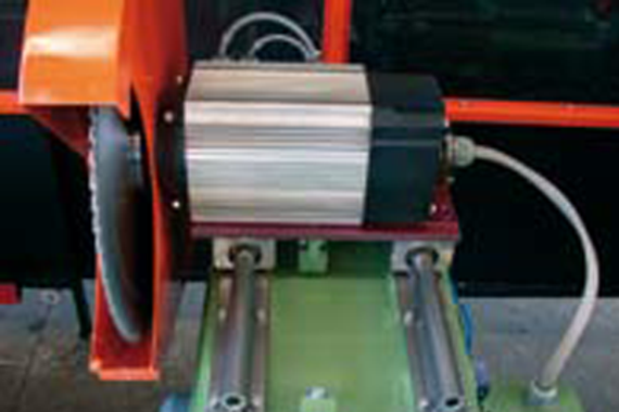 Guia linear redonda drylin® R para um posicionamento preciso numa serra de película