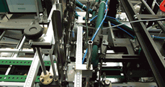 Guia linear com acionamento por fuso drylin SLW em máquina de dobragem
