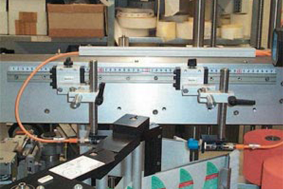 Guia drylin® T em sistema de fornecimento de etiquetas para máquina de embalagens