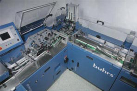 Guia drylin® T numa máquina de envelopagem