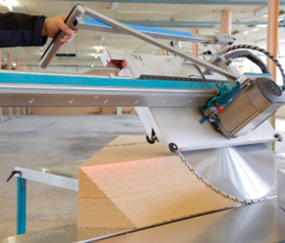 Máquina de corte para materiais de isolamento com guias lineares drylin® W