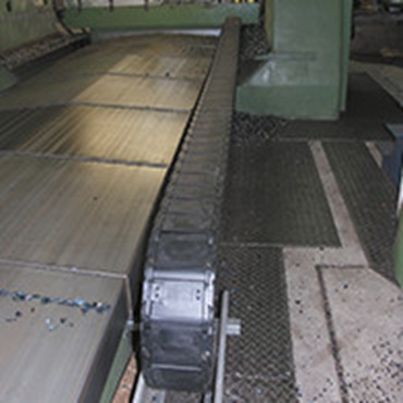 Calha articulada tapada num centro de maquinação com pórtico utilizado para maquinar carris