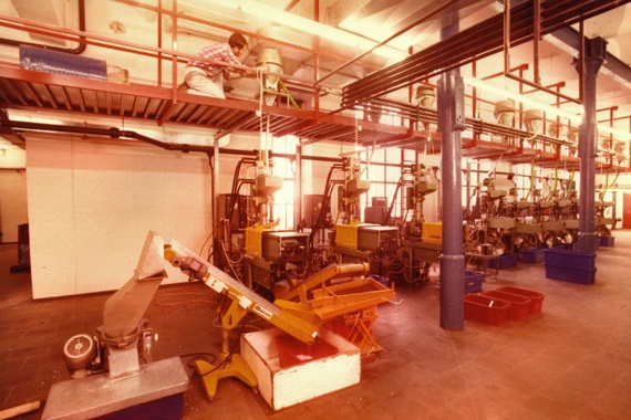 Fábrica da igus em Lochermuehle com a máquina de injeção