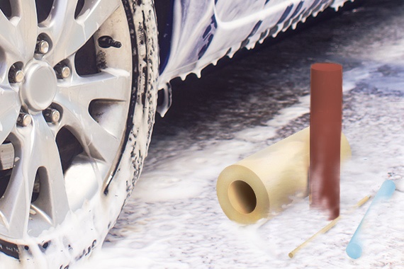 Um casquilho deslizante produzido a partir de varão de material numa linha de montagem de pneus
